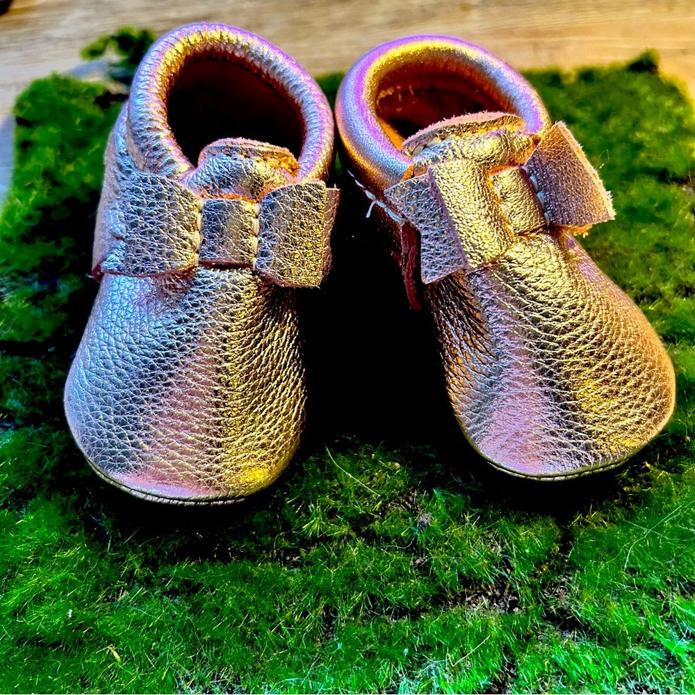 Like New Rose Gold Freshly Picked mocassins toddle with bows  size 2